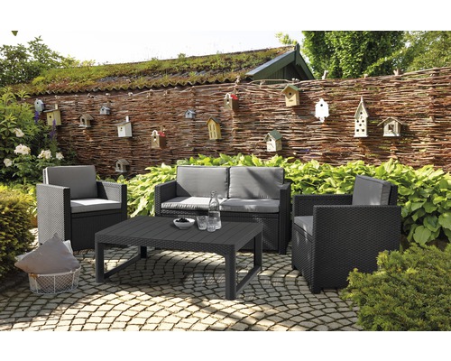Tuinmeubelset met bank, fauteuils en tafel op een terras
