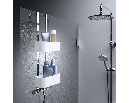 Badkamerscène met doucheplank voor het opbergen van badkamerartikelen