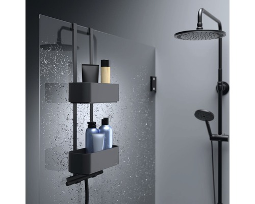 Douchescène met doucherek en douchearmatuur