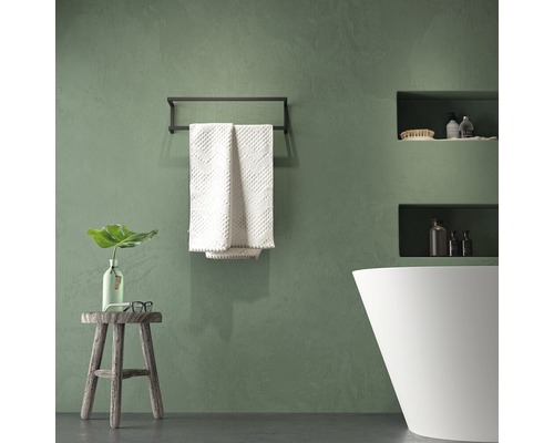 Badkamer met handdoekrek, handdoek, kruk en bad