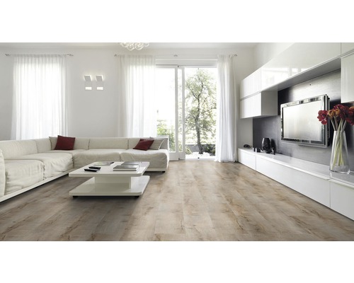 Lichte woonkamer met bank, salontafel en laminaatvloer met houtlook.