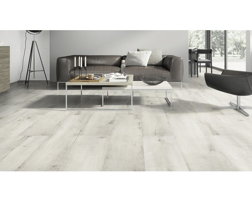 Woonkamer met laminaatvloer in houtlook, bank en tafel