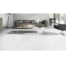 Woonkamer met lichte houten vloer, bank, tafel en stoel
