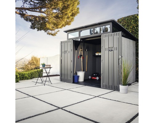 Tuinhuis met open deuren en tuingereedschap in de tuin.
