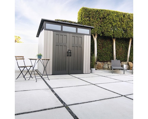 Tuinscene met tuinhuis, tuintafel en stoel op een terras