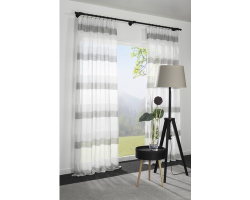 Interieur met gordijnen met horizontale strepen voor een raam