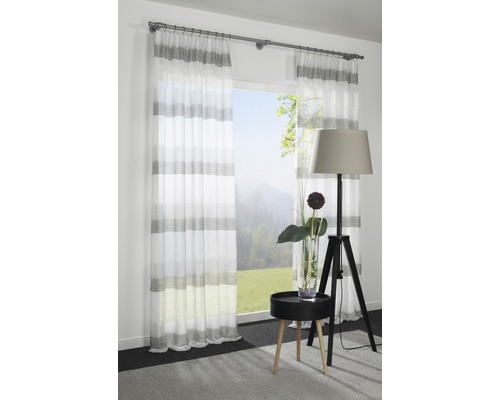 Decoratieve kamer met gestreepte gordijnen, vloerlamp en bijzettafel voor raam