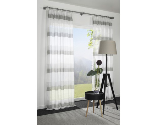 Decoratief, gestreept gordijn met transparante stof voor een raam.