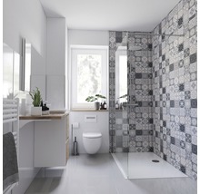 Lichte badkamer met douche, wastafel, spiegel en toilet