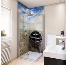 Badkamer met douchecabine, wastafel en toilet