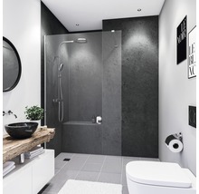 Badkamer met douche, wastafel, spiegel en toilet