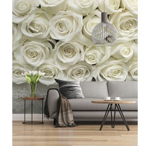 Lichte woonkamer met fotobehang van rozen, bank, tafel en lamp