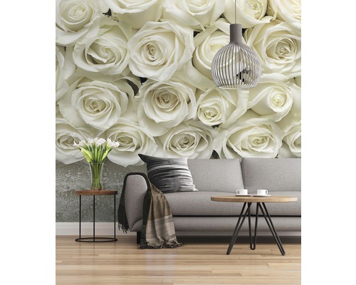 Lichte woonkamer met fotobehang van rozen, bank, tafel en lamp