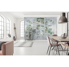 Lichte woonkamer met raampartij, eettafel, stoelen en decoratie