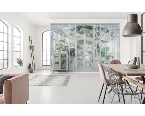 Lichte woonkamer met raampartij, eettafel, stoelen en decoratie
