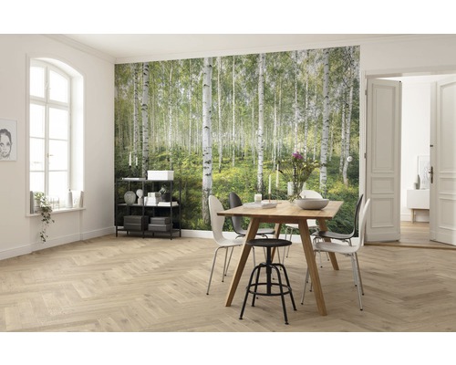 Lichte woonkamer met fotobehang van een berkenbos, eettafel en houten vloer