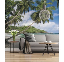 Woonkamer met fotobehang met een tropisch strand met palmbomen en een blauwe lucht