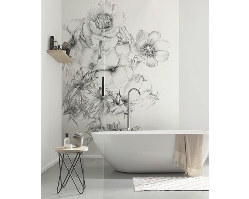 Lichte badkamer met vrijstaand bad en bloemmotief op de muur