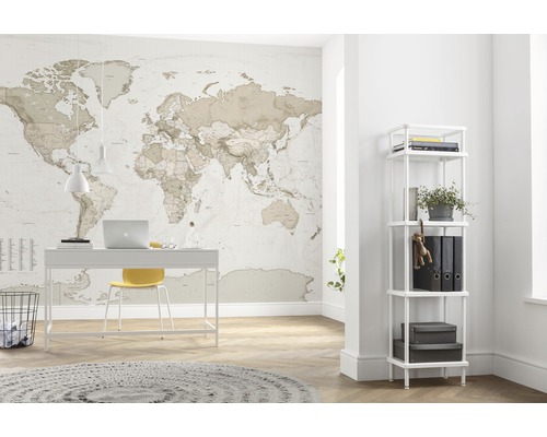 Kantoor met bureau, rek en wereldkaart aan de muur