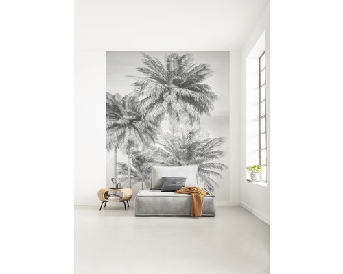 Lichte kamer met fotobehang met palmmotief, fauteuil en bijzettafel