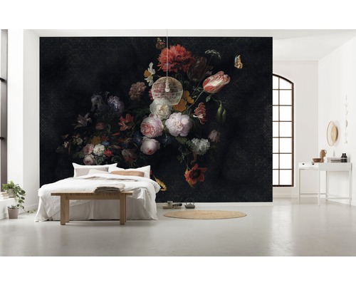 Slaapkamer met fotobehang met donkerbloemstilleven