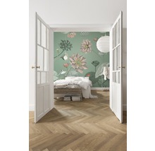 Slaapkamer met bloemenbehang, bed en houten vloer