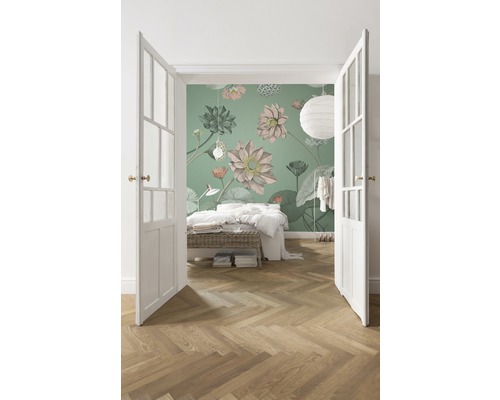 Slaapkamer met bloemenbehang, bed en houten vloer