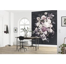 Decoratieve kamer met een zwart fotobehang met bloemmotief, een tafel, stoelen en planten