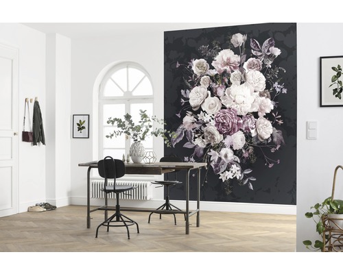 Decoratieve kamer met een zwart fotobehang met bloemmotief, een tafel, stoelen en planten