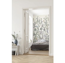 Slaapkamer met bloemenbehang, bed en houten vloer