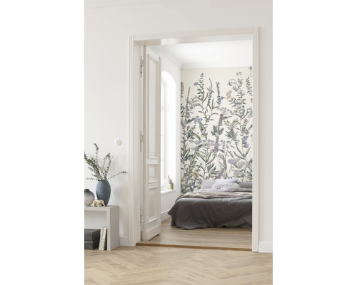 Slaapkamer met bloemenbehang, bed en houten vloer