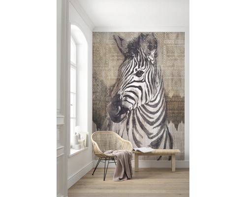 Kamer met zebra fotobehang, rotan stoel en houten bank