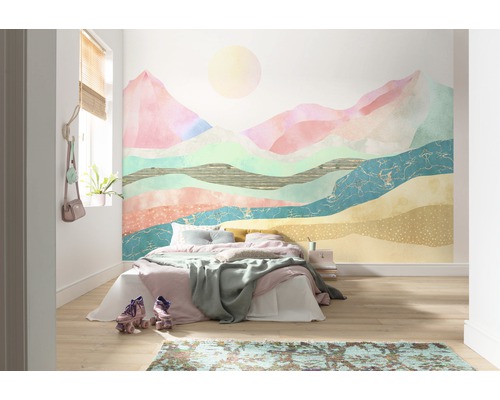Lichte slaapkamer met bergmotiefbehang, bed en rolschaatsen