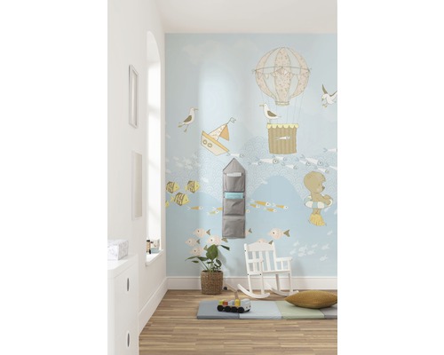 Kinderkamer met nautisch wandontwerp, opbergrek, schommelstoel en speelmat