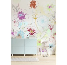Decoratieve kamer met bloemenmuurschildering, dressoir en stoel