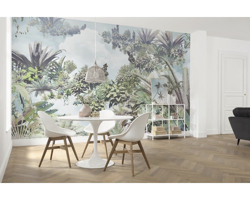 Lichte eetkamer met junglebehang, eettafel en stoelen.