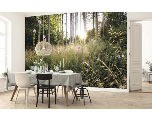 Eetkamer met fotobehang dat een bos met bloemen voorstelt