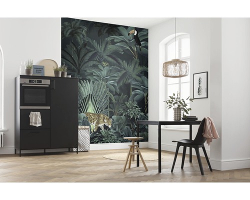 Lichte ruimte met junglebehang, eettafel, stoel, kruk en keukenkast