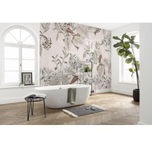 Lichte badkamer met behang met plantenmotief, vrijstaand bad en raam