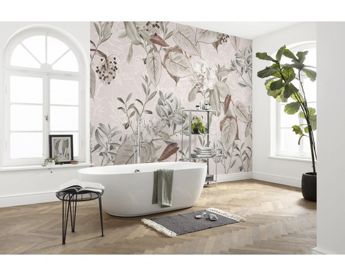Lichte badkamer met behang met plantenmotief, vrijstaand bad en raam