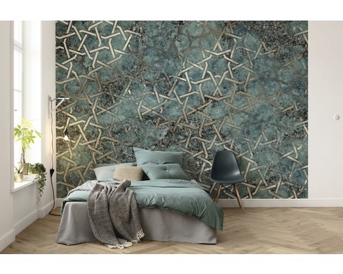 Slaapkamer met behang met patroon, bed en stoel