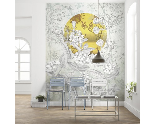 Woonkamer met fotobehang met plantenmotief en gouden cirkel
