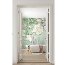 Badkamer met bloemenbehang, bad en houten vloer