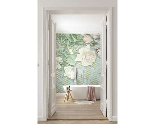 Badkamer met bloemenbehang, bad en houten vloer