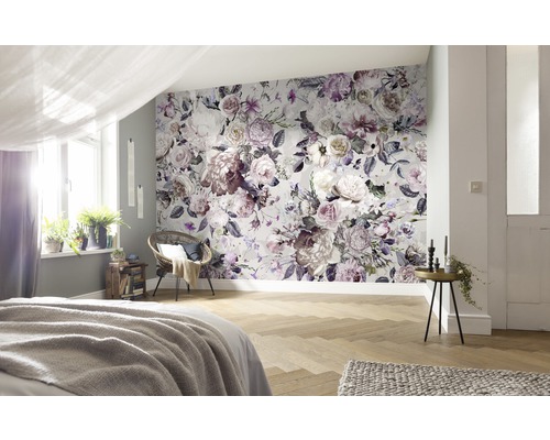 Slaapkamer met fotobehang met bloemmotief in een helder, ruimtelijk ontwerp