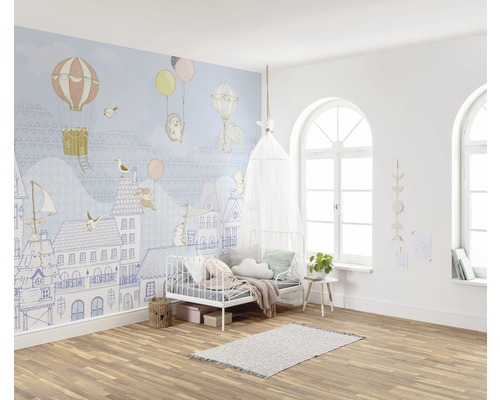 Kinderkamer met behang met dierenmotieven, bed en ramen