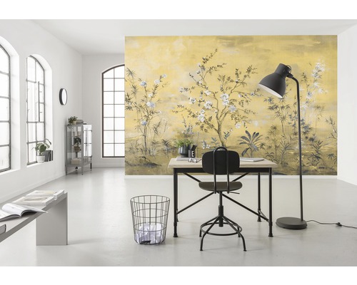 Licht kantoor met behang met print, bureau, stoel en vloerlamp