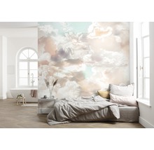 Lichte slaapkamer met wolkenbehang, bed en bad