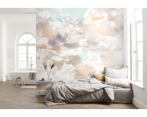 Lichte slaapkamer met wolkenbehang, bed en bad