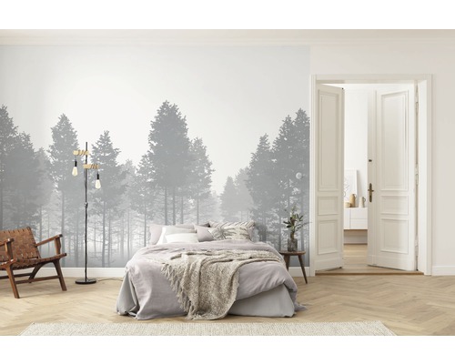 Slaapkamer met bosbehang, bed, fauteuil, vloerlamp en open deur